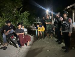 Patroli Malam Brimob Sambangi Warga Mancani, Pastikan Situasi Tetap Kondusif