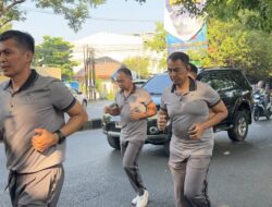 Langkah Serempak, Semangat Tak Surut: Gegana Jaga Stamina di Tengah Kota

Makassar — Pagi itu, jalanan Kota Makassar menjadi lintasan bagi puluhan personel Detasemen Gegana Satbrimob Polda Sulsel. Dengan langkah yang teratur dan semangat yang tetap terjaga, personel melaksanakan lari pagi bersama sebagai bagian dari pembinaan fisik dan kesiapsiagaan.

Kegiatan berlangsung dengan penuh semangat. Para personel berlari dalam formasi berkelompok menyusuri ruas jalan, menjaga ritme serta kekompakan sepanjang rute. Selain meningkatkan daya tahan tubuh, kegiatan ini menjadi momentum untuk membangun kebersamaan dan disiplin personel.

Bagi personel Gegana, kesiapan fisik menjadi salah satu modal penting dalam mendukung pelaksanaan tugas yang membutuhkan mobilitas, ketahanan dan konsentrasi. Karena itu, pembinaan jasmani dilakukan sebagai bagian dari upaya menjaga kondisi personel agar tetap prima.

Danden Gegana Satbrimob Polda Sulsel Kompol Mansur, S.H., M.H., menegaskan bahwa olahraga merupakan bagian penting dari kesiapan personel.

> “Kita ingin setiap personel memiliki kondisi fisik yang prima dan mental yang siap. Lari pagi bukan sekadar olahraga, tetapi juga membangun disiplin, kekompakan dan semangat kebersamaan dalam mendukung pelaksanaan tugas,” ujar Kompol Mansur.

Melalui langkah yang serempak dan semangat yang sama, personel Gegana terus menjaga kebugaran sebagai bagian dari kesiapan menjalankan tugas dan memberikan pengabdian terbaik kepada masyarakat.