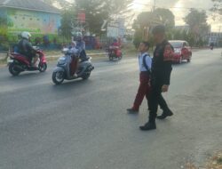 Personel Batalyon C Pelopor Bantu Anak Sekolah Menyeberang Jalan, Wujud Kepedulian Terhadap Keselamatan Pelajar