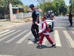 Jaga Keselamatan Pelajar, Brimob Batalyon B Pelopor Turun Atur Lalu Lintas Parepare,- Personel Batalyon B Pelopor Satuan Brimob Polda Sulsel turun langsung membantu anak sekolah menyeberang jalan, Senin (28/09/2026). Kegiatan tersebut dilakukan sekaligus dengan pengaturan lalu lintas di sekitar Mako Batalyon B Pelopor pada jam masuk sekolah. Kehadiran personel Brimob ini bertujuan memberikan rasa aman kepada para pelajar yang melintas serta menjaga kelancaran arus lalu lintas. Personel tampak sigap mengatur kendaraan yang melintas sembari membantu anak-anak sekolah menyeberang jalan dengan aman. Kegiatan ini merupakan bentuk pelayanan dan kepedulian Brimob terhadap keselamatan masyarakat, khususnya para pelajar. Komandan Batalyon B Pelopor Satuan Brimob Polda Sulsel Kompol Dr. Ramli mengatakan, kehadiran personel di tengah masyarakat merupakan bagian dari tugas pelayanan kepolisian. "Personel kami hadir untuk membantu masyarakat, khususnya memastikan anak-anak sekolah dapat menyeberang dengan aman serta arus lalu lintas tetap tertib," ujarnya. Ia menambahkan, kegiatan pengaturan lalu lintas dan penyeberangan pelajar akan terus dilakukan sebagai bentuk kepedulian terhadap keselamatan masyarakat. Dengan adanya personel di lapangan, aktivitas masyarakat pada pagi hari diharapkan dapat berlangsung dengan aman, tertib dan lancar.