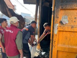 Personel Batalyon A Pelopor Laksanakan Kegiatan Jumat Bersih di Jl. Kandea, Kecamatan Tallo, Kota Makassar

Makassar – Personel Batalyon A Pelopor melaksanakan kegiatan Jumat Bersih di kawasan Jl. Kandea, Kecamatan Tallo, Kota Makassar. Kegiatan tersebut merupakan bentuk kepedulian personel terhadap kebersihan lingkungan sekaligus upaya menciptakan lingkungan yang bersih, sehat, dan nyaman bagi masyarakat.

Dalam pelaksanaan kegiatan, personel bersama-sama membersihkan lingkungan dengan mengumpulkan sampah serta merapikan area sekitar. Kegiatan ini juga menjadi momentum untuk menumbuhkan kesadaran masyarakat akan pentingnya menjaga kebersihan lingkungan secara bersama-sama.

Komandan Batalyon A Pelopor, Kompol Mursalim M, S.E., M.M., menyampaikan bahwa kegiatan Jumat Bersih merupakan wujud kepedulian personel terhadap lingkungan dan masyarakat.

«“Kegiatan Jumat Bersih ini merupakan bentuk kepedulian kami terhadap kebersihan lingkungan. Kami mengajak masyarakat untuk bersama-sama menjaga kebersihan agar lingkungan tetap sehat, nyaman, dan asri,” ujarnya.»

Kegiatan Jumat Bersih berlangsung dengan tertib dan penuh semangat. Personel Batalyon A Pelopor berkomitmen untuk terus hadir di tengah masyarakat melalui berbagai kegiatan positif yang memberikan manfaat secara langsung.

Melalui kegiatan tersebut, Batalyon A Pelopor tidak hanya menjaga keamanan dan ketertiban, tetapi juga turut berperan dalam menciptakan lingkungan yang bersih, sehat, dan nyaman bagi masyarakat di wilayah Kota Makassar.
