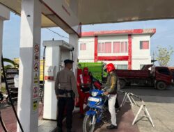 Antrian Panjang Di Sejumlah SPBU Wilayah Bone, Brimob Yon C hadir Berikan Rasa Aman dan Laksanakan Pengaturan Lalu Lintas

Bone,Selasa 6 Oktober 2026 — Personel Batalyon C Pelopor Satbrimob Polda Sulsel melaksanakan pengamanan di sejumlah Stasiun Pengisian Bahan Bakar Umum (SPBU) yang berada di wilayah Kabupaten Bone, Selasa (6/10/2026).

Pengamanan tersebut menyasar empat SPBU, yakni SPBU Agus Salim, SPBU Ahmad Yani, SPBU Palakka, dan SPBU Cabalu. Kehadiran personel tidak hanya bertujuan memberikan rasa aman kepada masyarakat, tetapi juga membantu mengatur arus lalu lintas di sekitar SPBU.

Antrean kendaraan yang mengular hingga ke badan jalan menjadi perhatian personel karena berpotensi mengganggu kelancaran aktivitas pengguna jalan. Dengan melakukan pengaturan secara langsung, personel berupaya menjaga agar arus kendaraan tetap berjalan tertib dan situasi di sekitar SPBU tetap kondusif.

Komandan Batalyon C Pelopor Satbrimob Polda Sulsel Kompol Rudi Mandaka, S.H., mengatakan bahwa kehadiran personel di tengah masyarakat merupakan bagian dari upaya Polri dalam memberikan pelayanan sekaligus menjaga keamanan dan ketertiban.

“Kami hadir untuk memastikan aktivitas masyarakat di sekitar SPBU tetap aman dan tertib. Personel tidak hanya melaksanakan pengamanan, tetapi juga membantu mengatur lalu lintas agar antrean kendaraan tidak mengganggu pengguna jalan lainnya. Kami mengimbau masyarakat untuk tetap tertib dan mengikuti arahan petugas di lapangan,” ujar Kompol Rudi Mandaka, S.H.

Pengamanan dan pengaturan lalu lintas tersebut akan terus dilakukan sebagai bentuk kehadiran Batalyon C Pelopor dalam memberikan rasa aman serta pelayanan kepada masyarakat di wilayah Kabupaten Bone.