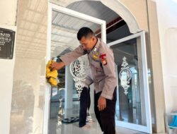 Jumat Bersih, Personel Brimob Sulsel Bersihkan Masjid Babuttaubah Parepare

Parepare – Personel Kompi Siaga Batalyon B Pelopor Satuan Brimob Polda Sulsel turun langsung membersihkan Masjid Babuttaubah di Jalan Andi Dewang, Kota Parepare, Jumat (2/10/2026).

Kegiatan tersebut dikemas dalam program Jumat Bersih sebagai bentuk kepedulian personel Brimob terhadap kebersihan lingkungan, khususnya tempat ibadah.

Sejak pagi, personel bergotong royong membersihkan sejumlah bagian masjid dan lingkungan sekitarnya.

Halaman, teras, hingga area yang menjadi tempat aktivitas jemaah dibersihkan agar tetap nyaman digunakan masyarakat untuk beribadah.

Komandan Batalyon B Pelopor Satuan Brimob Polda Sulsel, Kompol Dr. Ramli, mengatakan kegiatan tersebut merupakan bentuk kepedulian Brimob terhadap lingkungan sekaligus upaya mendekatkan diri dengan masyarakat.

“Jumat Bersih ini merupakan wujud kepedulian kami terhadap kebersihan lingkungan, khususnya tempat ibadah. Kami ingin kehadiran Brimob tidak hanya dirasakan dalam pelaksanaan tugas keamanan, tetapi juga melalui kegiatan sosial yang memberikan manfaat bagi masyarakat,” ujar Kompol Dr. Ramli.

Menurutnya, kegiatan gotong royong seperti ini penting untuk terus dilakukan karena dapat menumbuhkan kepedulian bersama terhadap kebersihan lingkungan.

“Kami berharap kegiatan ini dapat memberikan manfaat dan membuat masyarakat semakin nyaman dalam melaksanakan ibadah. Semangat gotong royong dan kepedulian terhadap lingkungan harus terus kita jaga bersama,” katanya.

Kegiatan Jumat Bersih tersebut berlangsung dalam suasana penuh kebersamaan. Personel Brimob dan masyarakat turut bahu-membahu menjaga kebersihan lingkungan Masjid Babuttaubah.

Melalui kegiatan tersebut, Batalyon B Pelopor Satuan Brimob Polda Sulsel kembali menunjukkan komitmennya untuk hadir di tengah masyarakat melalui kegiatan yang bersifat sosial dan kemasyarakatan.
