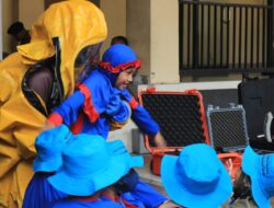 Tanamkan Cinta Tanah Air Sejak Dini, Gegana Sambut Kunjungan Siswa 

MAKASSAR — Suasana Mako Detasemen Gegana Satbrimob Polda Sulawesi Selatan diwarnai antusiasme para siswa dari Al Biruni School, PAUD Umana, dan Al Hikma Gowa yang berkunjung untuk mengenal lebih dekat tugas dan peran personel Gegana, sekaligus menambah wawasan tentang kepolisian sejak usia dini.

Dalam kunjungan tersebut, para siswa berkesempatan melihat lebih dekat lingkungan kerja personel Gegana serta mengenal tugas kepolisian dalam menjaga keamanan dan keselamatan masyarakat. Kegiatan ini menjadi sarana edukasi yang dikemas secara menarik agar anak-anak dapat belajar tentang keberanian, kedisiplinan, tanggung jawab, dan pentingnya menjaga keselamatan.

Danden Gegana Satbrimob Polda Sulsel, Kompol Mansur, S.H., M.H., menyampaikan bahwa kunjungan edukatif ini merupakan bagian dari upaya mendekatkan Polri dengan masyarakat, khususnya generasi muda.

“Melalui kegiatan seperti ini, kami ingin menanamkan pemahaman kepada anak-anak bahwa polisi bukan hanya bertugas menjaga keamanan, tetapi juga hadir sebagai sahabat masyarakat. Semoga pengalaman ini menjadi kenangan positif sekaligus menumbuhkan rasa cinta tanah air sejak dini,” ujar Mansur.

Kunjungan ini diharapkan dapat memberikan pengalaman belajar yang berkesan bagi para siswa, sekaligus mempererat hubungan antara Polri dan dunia pendidikan. Melalui pendekatan yang humanis dan edukatif, Detasemen Gegana terus membuka ruang interaksi positif untuk membangun kepercayaan serta menumbuhkan kedekatan dengan masyarakat.