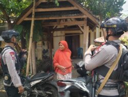 *Patroli Harkamtibmas, Brimob Sambangi Warga di Mancani*

PALOPO — Personel Pos Pengamanan Mancani Batalyon D Pelopor Satuan Brimob Polda Sulsel melaksanakan patroli Harkamtibmas sekaligus sambang warga di wilayah Mancani, Kota Palopo.

Dalam kegiatan tersebut, personel Brimob menyambangi sejumlah warga dan berinteraksi langsung melalui dialog ringan. Selain menyampaikan pesan-pesan Kamtibmas, personel juga mendengarkan informasi serta situasi yang berkembang di lingkungan masyarakat.

Kegiatan sambang ini menjadi bagian dari upaya Brimob untuk terus hadir di tengah masyarakat, membangun komunikasi yang baik, sekaligus menjaga situasi keamanan dan ketertiban agar tetap aman dan kondusif.

Melalui patroli dan sambang warga, personel Pos Pengamanan Mancani mengajak masyarakat bersama-sama menjaga Kamtibmas serta segera menyampaikan kepada pihak Kepolisian apabila menemukan hal-hal yang dapat mengganggu keamanan lingkungan.