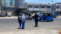 Personel Batalyon A Pelopor Bantu Anak Sekolah Menyeberang Jalan