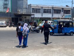 Personel Batalyon A Pelopor Bantu Anak Sekolah Menyeberang Jalan