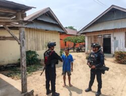PERERAT KEMITRAAN DENGAN MASYARAKAT, PERSONEL BRIMOB POS PENGAMANAN MANCANI GELAR PATROLI DAN SAMBANG WARGA

PALOPO – Dalam rangka menjaga situasi keamanan dan ketertiban masyarakat (Harkamtibmas) tetap aman dan kondusif, personel Pos Pengamanan Mancani Batalyon D Pelopor Satuan Brimob Polda Sulawesi Selatan melaksanakan patroli dan sambang warga pada Selasa, 6 Oktober 2026, sekitar pukul 09.35 WITA.

Kegiatan yang dipimpin Brigpol Mufli Andika, S.M. tersebut menyasar Linkungan Uri dan Batu, Kelurahan Mancani, Kecamatan Telluwanua, Kota Palopo. Personel melakukan pemantauan situasi sekaligus menyambangi warga sebagai upaya preventif untuk mencegah potensi gangguan kamtibmas.

Dalam kesempatan tersebut, personel Brimob mengimbau masyarakat untuk bersama-sama menjaga keamanan dan ketertiban lingkungan serta segera berkoordinasi dengan pihak kepolisian apabila menemukan adanya potensi gangguan kamtibmas.

Kegiatan patroli dan sambang ini diharapkan dapat mempererat kemitraan antara Polri dan masyarakat serta memberikan rasa aman dan nyaman. Selama kegiatan berlangsung, situasi aman, tertib, dan terkendali.