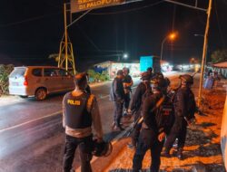 PATROLI DINI HARI, BRIMOB DAN POLSEK TELLUWANUA PASTIKAN KAMTIBMAS TETAP KONDUSIF

PALOPO – Dalam rangka menjaga keamanan dan ketertiban masyarakat (Harkamtibmas), personel Pos Pengamanan Mancani Batalyon D Pelopor Satuan Brimob Polda Sulawesi Selatan bersama anggota Polsek Telluwanua melaksanakan patroli di wilayah Kelurahan Jaya, Kecamatan Telluwanua, Kota Palopo, pada Selasa (06/10/2026) dini hari.

Kegiatan patroli dilaksanakan sekitar pukul 01.45 WITA dan dipimpin oleh Ipda Rizal selaku Perwira Pengendali (Padal). Patroli tersebut merupakan bagian dari upaya preventif kepolisian untuk menjaga situasi keamanan tetap aman dan kondusif, khususnya pada waktu rawan di malam hingga dini hari.

Dalam pelaksanaannya, personel melakukan pemantauan situasi kamtibmas di sejumlah titik serta memastikan kondisi lingkungan dan aktivitas masyarakat berjalan dengan aman. Kehadiran personel di lapangan juga diharapkan dapat memberikan rasa aman kepada masyarakat sekaligus mencegah potensi terjadinya gangguan keamanan.

Patroli dilaksanakan dengan mengedepankan langkah-langkah preventif, humanis, serta koordinasi antara personel Brimob dan Polsek Telluwanua dalam menjaga stabilitas keamanan wilayah.

Hingga kegiatan patroli selesai dilaksanakan, situasi di wilayah Kelurahan Jaya, Kecamatan Telluwanua, Kota Palopo, terpantau aman dan terkendali.

Kegiatan ini menjadi bagian dari komitmen jajaran kepolisian untuk terus hadir di tengah masyarakat dalam menciptakan situasi kamtibmas yang aman, tertib, dan kondusif.