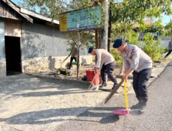 Brimob Batalyon B Pelopor Turun Tangan, Bersihkan Lingkungan Ponpes dan Panti Asuhan Al-Birru

Parepare,- Personel Kompi Siaga Batalyon B Pelopor Satuan Brimob Polda Sulsel turun langsung melakukan aksi bersih-bersih di lingkungan Pondok Pesantren dan Panti Asuhan Al-Birru, Kota Parepare, (06/10/2026)

Kegiatan tersebut dikemas dalam bakti sosial sebagai bentuk kepedulian Brimob terhadap kebersihan lingkungan sekaligus mempererat silaturahmi dengan masyarakat.

Sejumlah personel terlihat bergotong royong membersihkan area sekitar pondok pesantren dan panti asuhan.

Sampah dan berbagai material yang berserakan di lingkungan sekitar dikumpulkan dan dibersihkan bersama.

Aksi tersebut menjadi salah satu bentuk kehadiran Brimob di tengah masyarakat.

Tak hanya menjalankan tugas menjaga keamanan dan ketertiban, personel Brimob juga aktif dalam kegiatan sosial yang memberikan manfaat langsung bagi warga.

Komandan Batalyon B Pelopor Satuan Brimob Polda Sulsel, Kompol Dr. Ramli mengatakan, bakti sosial tersebut merupakan bentuk kepedulian personel terhadap lingkungan dan masyarakat.

"Kami ingin kehadiran Brimob tidak hanya dirasakan dalam tugas menjaga keamanan, tetapi juga melalui kegiatan sosial yang bermanfaat bagi masyarakat," katanya.

Menurutnya, kegiatan seperti ini juga menjadi sarana untuk membangun komunikasi dan kedekatan antara personel Brimob dengan masyarakat.

"Kami berharap lingkungan Pondok Pesantren dan Panti Asuhan Al-Birru semakin bersih, nyaman, dan sehat bagi para santri serta penghuni panti," ujarnya.

Kegiatan berlangsung dengan penuh semangat dan gotong royong.

Melalui kegiatan tersebut, Brimob Batalyon B Pelopor menegaskan komitmennya untuk terus hadir dan memberikan kontribusi positif bagi masyarakat di wilayah Kota Parepare.