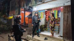 JAGA KAMTIBMAS TETAP KONDUSIF, PERSONEL BRIMOB POS PENGAMANAN MANCANI GELAR PATROLI DAN SAMBANG WARGA DI MALAM HARI