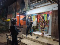 JAGA KAMTIBMAS TETAP KONDUSIF, PERSONEL BRIMOB POS PENGAMANAN MANCANI GELAR PATROLI DAN SAMBANG WARGA DI MALAM HARI