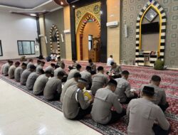 Tak Hanya Latihan Fisik, Batalyon A Pelopor Bekali Personel dengan Binrohtal Lewat Tadarus Al-quran 

MAKASSAR – Tak hanya dibekali kemampuan dan keterampilan melalui berbagai latihan, personel Batalyon A Pelopor Satbrimob Polda Sulsel juga terus mendapatkan pembinaan rohani dan mental sebagai bagian dari penguatan keimanan dalam menjalankan tugas.

Salah satu kegiatan tersebut diwujudkan melalui Tadarus Al Quran yang dilaksanakan personel Batalyon A Pelopor. Kegiatan ini menjadi sarana untuk meningkatkan keimanan sekaligus membentuk pribadi personel yang memiliki ketenangan, kedisiplinan dan keteguhan moral dalam menjalankan tugas sebagai anggota Polri.

Dalam kegiatan tadarus tersebut, sejumlah surah dibaca secara bersama-sama, yakni Al-Fatihah, An-Naba, Al-Kafirun, Al-Ikhlas, Al-Falaq dan An-Nas.

Kegiatan pembinaan rohani ini diharapkan tidak hanya menjadi rutinitas, tetapi juga mampu memberikan penguatan spiritual bagi personel di tengah tuntutan tugas yang semakin kompleks.
Komandan Batalyon A Pelopor Satbrimob Polda Sulsel Kompol Mursalim M. S.E., M.M. mengatakan, pembinaan rohani merupakan bagian penting dalam membentuk personel yang tidak hanya profesional dalam menjalankan tugas, tetapi juga memiliki landasan moral dan keimanan yang kuat.

“Personel Brimob tidak hanya dituntut memiliki kemampuan fisik dan keterampilan dalam menghadapi berbagai tantangan tugas, tetapi juga harus memiliki mental dan keimanan yang kuat. Melalui kegiatan tadarus Al Quran ini, kami berharap personel semakin dekat dengan nilai-nilai agama sehingga dapat menjadi pribadi yang lebih baik dan mampu menjalankan tugas dengan penuh tanggung jawab,” ujar Kompol Mursalim.

Menurutnya, keseimbangan antara kemampuan profesional, pembinaan mental serta kehidupan spiritual sangat diperlukan untuk menunjang pelaksanaan tugas di lapangan.

“Dengan keimanan yang kuat, kita berharap setiap personel dapat menjaga sikap, mengendalikan diri dan senantiasa mengedepankan tindakan yang humanis serta bertanggung jawab dalam memberikan pelayanan kepada masyarakat,” tambahnya.

Pembinaan rohani tersebut menjadi salah satu upaya Batalyon A Pelopor dalam membangun karakter personel yang tangguh, disiplin dan berintegritas, sehingga kesiapan menghadapi tugas tidak hanya ditunjang kemampuan fisik, tetapi juga kekuatan mental dan spiritual.