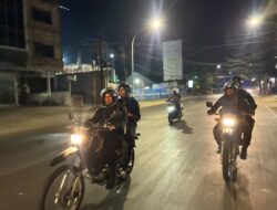 Patroli Pallawa Bergerak, Brimob Batalyon A Pelopor Jaga Kamtibmas Makassar

MAKASSAR – Upaya menjaga keamanan dan ketertiban masyarakat (Kamtibmas) terus dilakukan personel Batalyon A Pelopor Satbrimob Polda Sulawesi Selatan. Tim Patra Batalyon A Pelopor yang tergabung dalam Tim Patroli Pallawa bersama masyarakat kembali aktif melakukan patroli di sejumlah wilayah Kota Makassar.

Patroli tersebut dipimpin Ipda Abd Hafid dengan menyasar sejumlah titik yang dinilai membutuhkan kehadiran personel kepolisian. Kegiatan ini menjadi bagian dari langkah preventif untuk mengantisipasi berbagai potensi gangguan Kamtibmas sekaligus memberikan rasa aman kepada masyarakat.

Dalam pelaksanaannya, personel tidak hanya berpatroli, tetapi juga membangun komunikasi dengan masyarakat. Kehadiran petugas di tengah masyarakat diharapkan dapat mencegah terjadinya gangguan keamanan serta memperkuat sinergi antara kepolisian dan warga.

Komandan Batalyon A Pelopor Satbrimob Polda Sulsel, Kompol Mursalim M. S.E., M.M., mengatakan patroli akan terus dilakukan secara aktif sebagai bentuk komitmen personel dalam menjaga keamanan masyarakat.

“Patroli ini merupakan upaya preventif untuk menjaga situasi Kamtibmas tetap aman dan kondusif. Kami akan terus hadir di tengah masyarakat, khususnya pada wilayah yang membutuhkan kehadiran personel,” ujar Kompol Mursalim.

Ia menambahkan, peran aktif masyarakat juga sangat penting dalam menjaga keamanan lingkungan. Karena itu, pihaknya mengajak masyarakat untuk bersama-sama menjaga ketertiban dan segera menyampaikan informasi kepada petugas apabila menemukan potensi gangguan Kamtibmas.

“Keamanan bukan hanya menjadi tanggung jawab kepolisian. Dibutuhkan peran serta seluruh elemen masyarakat agar situasi tetap aman dan kondusif,” tegasnya.

Melalui patroli Pallawa, Batalyon A Pelopor terus menunjukkan komitmennya untuk memberikan pelayanan dan perlindungan kepada masyarakat sekaligus mencegah potensi gangguan Kamtibmas sebelum berkembang menjadi masalah yang lebih besar.