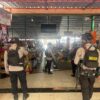 Ciptakan Situasi Kondusif, Brimob Polda Sulsel Gelar Patroli di Sejumlah Titik Kota Parepare Parepare,- Batalyon B Pelopor Satuan Brimob Polda Sulsel menggelar patroli Harkamtibmas di sejumlah titik di Kota Parepare, Sulawesi Selatan, Kamis (08/10/2026). Patroli tersebut menyasar sejumlah lokasi yang menjadi pusat aktivitas masyarakat, di antaranya Pasar Sumpang Minangae dan Rumah Sakit Dr. Hasri Ainun Habibie Kota Parepare. Kegiatan ini dilakukan sebagai langkah preventif untuk menjaga keamanan dan ketertiban masyarakat (kamtibmas) sekaligus memastikan situasi tetap aman dan kondusif. Personel Batalyon B Pelopor melakukan pemantauan situasi di sekitar lokasi serta berinteraksi dengan masyarakat selama patroli berlangsung. Di Pasar Sumpang Minangae, personel memantau aktivitas masyarakat, pedagang dan pengunjung pasar. Sementara di Rumah Sakit Dr. Hasri Ainun Habibie, personel melakukan pemantauan di sekitar area rumah sakit guna memastikan situasi tetap aman dan tertib. Komandan Batalyon B Pelopor Satuan Brimob Polda Sulsel, Kompol Dr. Ramli, mengatakan patroli Harkamtibmas merupakan bagian dari upaya preventif untuk menciptakan rasa aman di tengah masyarakat. “Patroli Harkamtibmas ini kami laksanakan sebagai bentuk kehadiran Brimob di tengah masyarakat. Kami ingin memastikan aktivitas masyarakat dapat berjalan dengan aman, tertib dan kondusif,” ujar Kompol Dr. Ramli. Menurutnya, personel di lapangan tidak hanya melakukan pemantauan situasi, tetapi juga mengedepankan komunikasi dengan masyarakat untuk bersama-sama menjaga keamanan lingkungan. “Kami mengajak seluruh masyarakat untuk bersama-sama menjaga kamtibmas. Keamanan bukan hanya menjadi tanggung jawab aparat, tetapi membutuhkan peran serta seluruh masyarakat,” katanya. Kompol Dr. Ramli menambahkan, patroli akan terus dilakukan secara rutin sebagai bentuk pelayanan dan upaya mencegah terjadinya gangguan kamtibmas. “Kami akan terus hadir di tengah masyarakat untuk memberikan rasa aman. Setiap potensi gangguan kamtibmas akan kami antisipasi melalui kegiatan preventif dan patroli di sejumlah lokasi yang menjadi pusat aktivitas masyarakat,” tuturnya. Kehadiran personel Batalyon B Pelopor Satuan Brimob Polda Sulsel di sejumlah titik tersebut diharapkan dapat memberikan rasa aman bagi masyarakat sekaligus menjaga situasi Kota Parepare tetap kondusif.