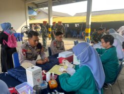 Setetes Darah, Sejuta Harapan: Brimob Batalyon A Pelopor Hadir dalam Aksi Donor Darah HUT TNI Kopasgat

Dalam rangka memperingati Hari Ulang Tahun (HUT) Komando Pasukan Gerak Cepat (Kopasgat) TNI Angkatan Udara, personel Batalyon A Pelopor Satbrimob Polda Sulsel turut hadir dan berpartisipasi dalam kegiatan donor darah yang diperuntukkan bagi masyarakat. Kegiatan tersebut menjadi salah satu bentuk kepedulian dan sinergitas antarlembaga dalam membantu memenuhi kebutuhan darah bagi masyarakat yang membutuhkan.

Kehadiran personel Batalyon A Pelopor Satbrimob Polda Sulsel dalam kegiatan tersebut merupakan wujud nyata dukungan Polri terhadap kegiatan sosial kemasyarakatan, khususnya di bidang kemanusiaan. Donor darah tidak hanya menjadi bagian dari rangkaian peringatan HUT TNI Kopasgat, tetapi juga menjadi momentum untuk menumbuhkan kepedulian dan semangat berbagi kepada sesama.

Komandan Batalyon A Pelopor Satbrimob Polda Sulsel, Kompol Mursalim, M., S.E., M.M., menyampaikan bahwa keikutsertaan personelnya dalam kegiatan donor darah merupakan bentuk kepedulian sosial sekaligus upaya mempererat hubungan dan sinergitas antara TNI dan Polri. Menurutnya, kegiatan kemanusiaan seperti ini memiliki manfaat yang besar bagi masyarakat.

“Donor darah merupakan kegiatan yang sangat positif karena setetes darah yang kita berikan dapat membantu menyelamatkan nyawa orang lain. Kami dari Batalyon A Pelopor Satbrimob Polda Sulsel akan terus mendukung kegiatan sosial yang memberikan manfaat langsung bagi masyarakat,” ujar Kompol Mursalim.

Dalam pelaksanaannya, personel Batalyon A Pelopor mengikuti proses donor darah sesuai dengan prosedur yang telah ditetapkan oleh tenaga medis. Kegiatan berlangsung dengan tertib dan penuh semangat kebersamaan, mencerminkan kepedulian seluruh peserta untuk memberikan kontribusi nyata bagi masyarakat yang membutuhkan bantuan darah.

Selain sebagai bentuk kepedulian kemanusiaan, kegiatan ini juga menjadi sarana memperkuat sinergitas dan soliditas antara TNI, Polri, serta berbagai elemen masyarakat. Semangat kebersamaan yang terjalin diharapkan dapat terus dipelihara dan diwujudkan melalui berbagai kegiatan positif lainnya demi kepentingan masyarakat.

Melalui momentum HUT TNI Kopasgat TNI Angkatan Udara, Batalyon A Pelopor Satbrimob Polda Sulsel berharap aksi donor darah tersebut dapat memberikan manfaat bagi masyarakat sekaligus menginspirasi lebih banyak pihak untuk bersama-sama melakukan aksi kemanusiaan. Setetes darah yang diberikan hari ini dapat menjadi harapan dan kehidupan bagi sesama.
