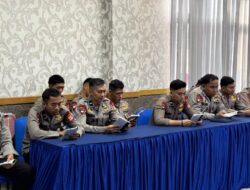 BINROHTAL, PERSONEL DETASEMEN GEGANA PERKUAT MENTAL DAN SPIRITUAL DALAM PELAKSANAAN TUGAS

Makassar — Personel Detasemen Gegana Satuan Brimob Polda Sulsel melaksanakan kegiatan Pembinaan Rohani dan Mental (Binrohtal) sebagai bagian dari upaya meningkatkan keimanan, ketakwaan, serta membentuk mental personel yang tangguh dalam menjalankan tugas kepolisian. Kegiatan tersebut berlangsung dengan khidmat dan diikuti oleh personel Detasemen Gegana.

Kegiatan Binrohtal menjadi sarana bagi personel untuk sejenak meningkatkan kualitas spiritual di tengah pelaksanaan tugas yang menuntut kesiapsiagaan, ketelitian, serta tanggung jawab tinggi. Melalui pembinaan tersebut, personel diharapkan memiliki keseimbangan antara kesiapan fisik, kemampuan teknis, dan kekuatan mental dalam menghadapi berbagai tantangan tugas di lapangan.

Danden Gegana Satuan Brimob Polda Sulsel Kompol Mansur, S.H., M.H., menyampaikan bahwa pembinaan rohani dan mental merupakan bagian penting dalam membentuk karakter personel yang profesional, humanis, dan berintegritas. “Binrohtal ini menjadi momentum bagi kita untuk memperkuat keimanan dan ketakwaan, sehingga setiap pelaksanaan tugas senantiasa dilandasi dengan hati yang ikhlas, sikap yang humanis, serta tanggung jawab kepada masyarakat dan negara,” ujarnya.

Selain sebagai wadah pembinaan keagamaan, kegiatan Binrohtal juga diharapkan dapat meningkatkan kesadaran personel agar senantiasa menjaga sikap, etika, dan perilaku dalam kehidupan kedinasan maupun bermasyarakat. Dengan mental dan spiritual yang kuat, personel Detasemen Gegana diharapkan mampu menjalankan setiap tugas secara profesional sekaligus tetap mengedepankan nilai-nilai kemanusiaan.

Melalui pelaksanaan Binrohtal secara rutin, Detasemen Gegana Satuan Brimob Polda Sulsel berkomitmen membangun sumber daya manusia yang tidak hanya memiliki kemampuan operasional dan kesiapsiagaan tinggi, tetapi juga memiliki kepribadian yang baik serta berlandaskan nilai moral dan agama. Polisi Bersama Masyarakat, Melindungi, Mengayomi dan Melayani.
