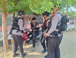 PERSONEL KOMPI 3 BATALYON D PELOPOR BKO POLSEK BUA LAKSANAKAN PATROLI MALAM, WUJUDKAN KAMTIBMAS YANG KONDUSIF

Bua, Kabupaten Luwu – Dalam rangka menjaga situasi keamanan dan ketertiban masyarakat (kamtibmas) tetap aman dan kondusif, personel Kompi 3 Batalyon D Pelopor Satbrimob Polda Sulsel yang melaksanakan BKO di Polsek Bua Polres Luwu melaksanakan patroli malam di wilayah Kecamatan Bua, Kabupaten Luwu.

Kegiatan patroli dilaksanakan dengan menyusuri sejumlah wilayah dan titik yang menjadi perhatian, sekaligus memantau aktivitas masyarakat pada malam hari. Personel juga melaksanakan sambang serta memberikan imbauan kamtibmas kepada warga agar senantiasa menjaga keamanan lingkungan dan segera melaporkan kepada pihak kepolisian apabila menemukan potensi gangguan keamanan.

Melalui kegiatan tersebut, personel Kompi 3 Batalyon D Pelopor berharap dapat meningkatkan rasa aman dan nyaman bagi masyarakat serta mencegah terjadinya gangguan kamtibmas. Kehadiran personel di lapangan merupakan bentuk komitmen Brimob dalam mendukung tugas kepolisian guna mewujudkan situasi keamanan yang aman, tertib, dan kondusif di wilayah Kecamatan Bua.