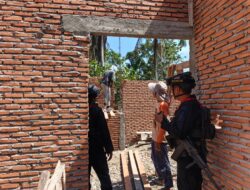 PERERAT KEMITRAAN DENGAN WARGA, PERSONEL BRIMOB MANCANI GELAR PATROLI DAN SAMBANG

PALOPO – Personel Pos Pengamanan Mancani Batalyon D Pelopor Satuan Brimob Polda Sulawesi Selatan melaksanakan patroli dan sambang warga di Lingkungan Uri dan Batu, Kelurahan Mancani, Kecamatan Telluwanua, Kota Palopo, Kamis (8/10/2026) pukul 09.35 WITA.

Kegiatan yang dipimpin Brigpol Agung Sudayu tersebut merupakan upaya preventif untuk menjaga keamanan dan ketertiban masyarakat (Harkamtibmas) serta memantau situasi di lingkungan warga.

Dalam kegiatan tersebut, personel menyambangi masyarakat sekaligus mengajak warga bersama-sama menjaga keamanan dan ketertiban lingkungan serta meningkatkan komunikasi dengan pihak kepolisian.

Kegiatan berlangsung aman, lancar, dan situasi tetap terkendali.