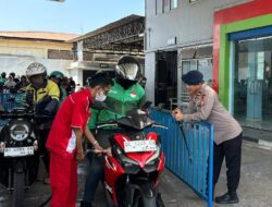 Personel Batalyon A Pelopor Bersama Anggota Satbrimob Polda Sulsel Laksanakan Jumat Berkah Berbagi Bensin

Makassar – Personel Batalyon A Pelopor bersama anggota Satuan Brimob Polda Sulsel melaksanakan kegiatan Jumat Berkah berbagi bensin kepada masyarakat di wilayah Kota Makassar. Kegiatan tersebut merupakan bentuk kepedulian dan perhatian personel Brimob kepada masyarakat sekaligus wujud nyata kehadiran Polri di tengah masyarakat.

Dalam pelaksanaan kegiatan, personel membagikan bensin kepada sejumlah pengendara yang melintas. Kegiatan ini diharapkan dapat memberikan manfaat serta membantu meringankan kebutuhan masyarakat dalam menjalankan aktivitas sehari-hari.

Komandan Batalyon A Pelopor Kompol Mursalim.M, S.E., M.M., menyampaikan bahwa kegiatan Jumat Berkah merupakan salah satu bentuk kepedulian personel terhadap masyarakat.

“Melalui kegiatan Jumat Berkah ini, kami ingin berbagi dan memberikan manfaat kepada masyarakat. Semoga apa yang kami lakukan dapat membantu serta semakin mempererat hubungan antara Polri dan masyarakat,” ujarnya.

Kegiatan berlangsung dengan tertib dan mendapat respons positif dari masyarakat. Personel Batalyon A Pelopor bersama anggota Satbrimob Polda Sulsel juga tetap mengedepankan sikap humanis selama kegiatan berlangsung.

Melalui kegiatan Jumat Berkah tersebut, Batalyon A Pelopor bersama Satuan Brimob Polda Sulsel berkomitmen untuk terus hadir di tengah masyarakat, berbagi, memberikan pelayanan, serta membangun kedekatan dan hubungan yang harmonis dengan masyarakat.