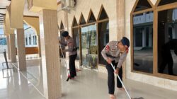 Jumat Bersih, Brimob Bone Hadirkan Kepedulian Lewat Aksi Nyata di Rumah Ibadah