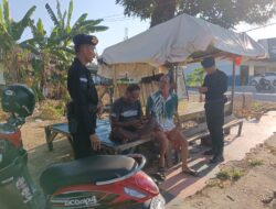 Kenalkan Peran Brimob, Subden Composite Bone Laksanakan Sosialisasi kepada Masyarakat

Empat personel Subden Composite Bone Detasemen Gegana Satuan Brimob Polda Sulsel melaksanakan kegiatan sosialisasi terkait tugas pokok dan keberadaan Subden Composite kepada masyarakat di Jl. MH. Thamrin, Kabupaten Bone.

Dipimpin oleh Bripka Andi Mualling Galigo, personel menyampaikan berbagai informasi mengenai keberadaan Subden Composite serta peran personel dalam mendukung tugas kepolisian, khususnya dalam menciptakan keamanan dan ketertiban di wilayah.

Melalui kegiatan tersebut, personel juga mengajak masyarakat untuk bersama-sama menjaga situasi kamtibmas dan tidak ragu berkomunikasi dengan aparat kepolisian apabila membutuhkan kehadiran maupun bantuan dalam menjaga keamanan lingkungan.

Danden Gegana Satuan Brimob Polda Sulsel Kompol Mansur, S.H., M.H., menyampaikan bahwa sosialisasi merupakan bagian dari upaya membangun kedekatan antara personel dengan masyarakat.

“Komunikasi yang terjalin dengan baik akan memperkuat sinergi antara Polri dan masyarakat. Karena itu, personel harus senantiasa hadir dengan pendekatan yang humanis dan memberikan rasa aman,” jelas Kompol Mansur.

Dengan terlaksananya kegiatan tersebut, diharapkan masyarakat semakin mengenal tugas dan keberadaan Subden Composite Bone. Selama kegiatan berlangsung, situasi aman, tertib dan kondusif.