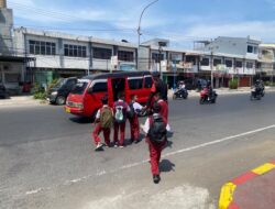 Personel Batalyon A Pelopor Bantu Penyeberangan Anak Sekolah

Makassar – Personel Batalyon A Pelopor melaksanakan kegiatan membantu penyeberangan anak sekolah di salah satu wilayah Kota Makassar sebagai bentuk kepedulian dan kehadiran Polri dalam memberikan rasa aman dan nyaman kepada masyarakat, khususnya para pelajar.

Dalam pelaksanaan kegiatan, personel membantu anak-anak sekolah menyeberangi jalan yang memiliki aktivitas kendaraan cukup ramai. Kehadiran personel di lokasi diharapkan dapat memberikan rasa aman sekaligus membantu kelancaran aktivitas masyarakat pada jam masuk sekolah.

Kegiatan tersebut juga merupakan langkah preventif untuk mengantisipasi terjadinya kecelakaan lalu lintas, khususnya terhadap anak-anak sekolah yang sedang menyeberang jalan. Personel turut mengingatkan para pelajar agar selalu berhati-hati dan memperhatikan kondisi lalu lintas sebelum menyeberang.

Komandan Batalyon A Pelopor Kompol Mursalim.M, S.E., M.M., menyampaikan bahwa kehadiran personel di tengah masyarakat merupakan bentuk pelayanan dan kepedulian Polri terhadap keselamatan warga.

“Personel hadir untuk memberikan rasa aman kepada anak-anak sekolah dan masyarakat, khususnya saat menyeberang jalan. Kami berharap kegiatan sederhana ini dapat membantu menciptakan lingkungan yang aman dan tertib,” ujarnya.

Selama kegiatan berlangsung, personel Batalyon A Pelopor membantu mengatur situasi di sekitar lokasi serta memastikan anak-anak sekolah dapat menyeberang dengan aman dan tertib.

Melalui kegiatan tersebut, Batalyon A Pelopor terus berkomitmen untuk hadir di tengah masyarakat, memberikan pelayanan secara humanis, serta mendukung terciptanya situasi yang aman, tertib, dan nyaman bagi seluruh masyarakat di wilayah Kota Makassar.