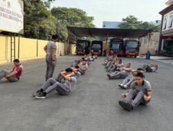 Olahraga Pagi Personel Gegana, Jaga Kebugaran dan Kesiapsiagaan dalam Pelaksanaan Tugas

Personel Detasemen Gegana Satuan Brimob Polda Sulsel melaksanakan kegiatan olahraga pagi bersama sebagai bagian dari upaya menjaga kebugaran dan kesehatan jasmani personel. Kegiatan dilaksanakan dengan penuh semangat dan kekompakan sebagai bentuk kesiapan dalam mendukung pelaksanaan tugas kepolisian.

Kegiatan olahraga pagi diawali dengan pemanasan, kemudian dilanjutkan dengan lari dan aktivitas olahraga lainnya. Seluruh personel mengikuti kegiatan secara tertib dan antusias, sehingga selain menjaga kondisi fisik, kegiatan ini juga menjadi sarana mempererat kebersamaan serta membangun soliditas antar personel.

Danden Gegana Satuan Brimob Polda Sulsel Kompol Mansur, S.H., M.H. menyampaikan bahwa kebugaran jasmani merupakan salah satu faktor penting dalam menunjang kesiapan personel dalam melaksanakan tugas di lapangan. “Olahraga secara rutin menjadi bagian penting dalam menjaga kondisi fisik personel agar tetap prima, sehingga setiap saat siap melaksanakan tugas dengan profesional dan penuh tanggung jawab,” ujarnya.

Lebih lanjut, kegiatan olahraga pagi diharapkan dapat membentuk pola hidup sehat sekaligus meningkatkan daya tahan tubuh, disiplin dan semangat personel. Dengan kondisi fisik yang prima, personel Gegana diharapkan mampu menghadapi berbagai tantangan tugas, khususnya dalam menjaga keamanan dan memberikan pelayanan terbaik kepada masyarakat.

Kegiatan olahraga pagi berlangsung aman, tertib dan penuh semangat. Detasemen Gegana Satuan Brimob Polda Sulsel terus berkomitmen menjaga kesiapsiagaan personel melalui pembinaan fisik secara berkelanjutan sebagai wujud kesiapan Polisi Bersama Masyarakat, Melindungi, Mengayomi dan Melayani.