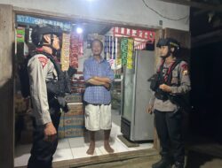 Patroli Malam, Brimob Sambangi Warga Mancani Jaga Kamtibmas Tetap Kondusif