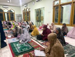 Pererat Silaturahmi, Personel Brimob dan Warga Gelar Yasinan Bersama di Masjid Nurul Askar

Parepare,- Personel Batalyon B Pelopor Satuan Brimob Polda Sulsel bersama personel PasBrimob II Korps Brimob Polri, Bhayangkari dan masyarakat menggelar Yasinan rutin di Masjid Nurul Askar, kamis (01/10/2026)

Kegiatan tersebut berlangsung khidmat dan penuh kebersamaan.

Personel Brimob, Bhayangkari dan masyarakat bersama-sama mengikuti pembacaan Surah Yasin dan doa bersama.

Komandan Batalyon B Pelopor Satuan Brimob Polda Sulsel, Kompol Dr. Ramli, mengatakan Yasinan rutin tersebut menjadi momentum untuk meningkatkan keimanan sekaligus mempererat silaturahmi dengan masyarakat.

“Kegiatan ini bukan hanya sebagai sarana meningkatkan keimanan dan ketakwaan, tetapi juga menjadi wadah untuk mempererat silaturahmi antara personel Brimob, Bhayangkari dan masyarakat,” ujar Kompol Dr. Ramli.

Ia menuturkan, kedekatan antara personel Brimob dan masyarakat perlu terus dibangun melalui berbagai kegiatan positif.

Menurutnya, Brimob tidak hanya hadir dalam pelaksanaan tugas kepolisian, tetapi juga berupaya membangun hubungan yang harmonis dengan masyarakat.

“Kami ingin kebersamaan seperti ini terus terjalin. Brimob adalah bagian dari masyarakat, sehingga komunikasi dan silaturahmi harus terus kita jaga,” katanya.

Yasinan rutin di Masjid Nurul Askar tersebut diharapkan dapat menjadi sarana memperkuat hubungan kekeluargaan serta menciptakan suasana yang aman, harmonis dan penuh kebersamaan.